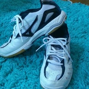 Black and White Mizuno volleyball shoes!