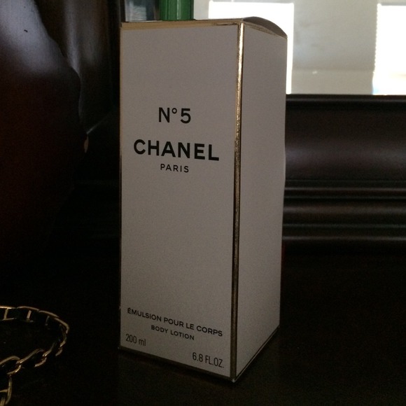 CHANEL N°5 THE BODY LOTION 🎉 $5.00 OFF!!! 🎉