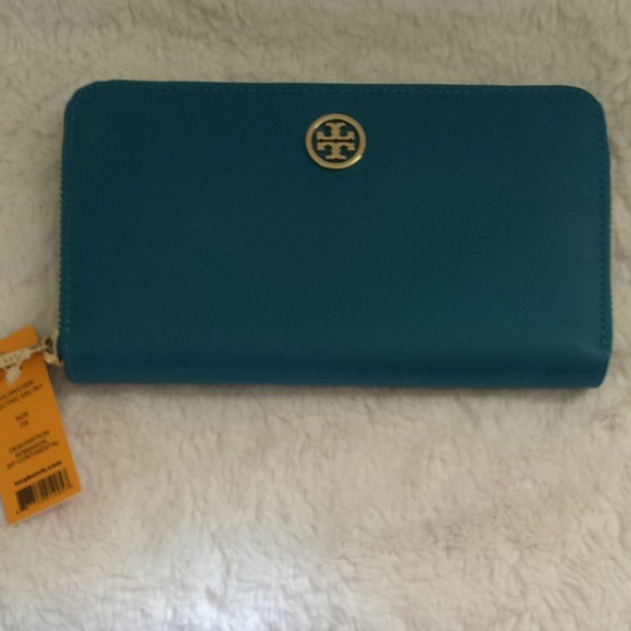 Tory Burch Robinson Zip Continental Wallet!! 💐