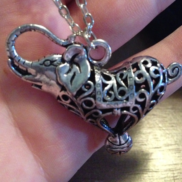 Circus Elephant Necklace❌SOLD❌ - Picture 3 of 3