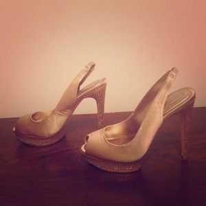 BCBGMAXAZRIA Vero Cuoio  peep-toe heel