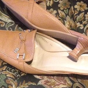 stuart weitzman kitten heel