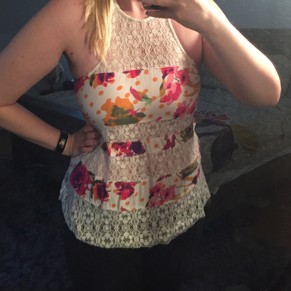 Floral and lace tank - Picture 4 of 4