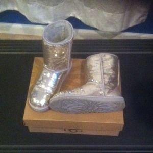 UGG like NEW