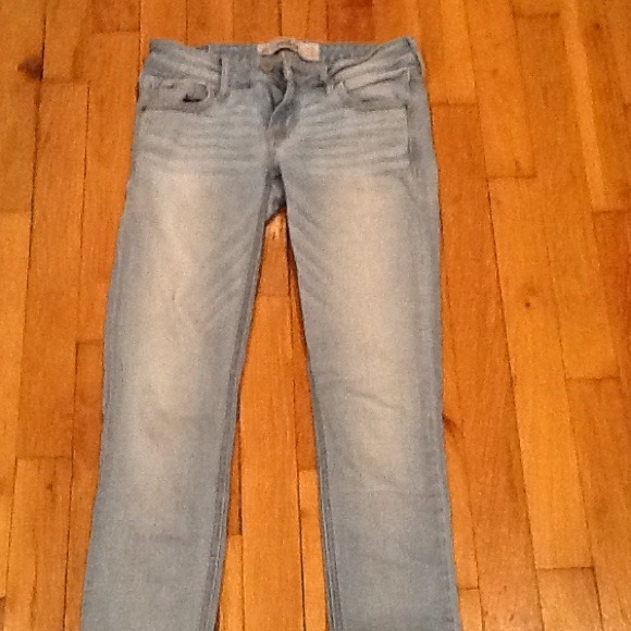 Hollister denim Size 3R.  Waist 26 Length 31.