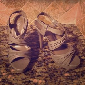 Cross cross taupe platform heels