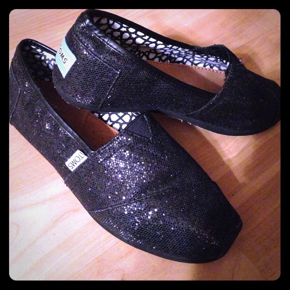 TOMS black sparkle size 6.5