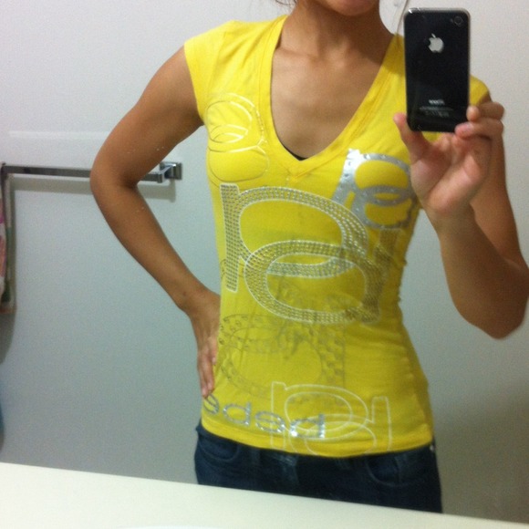 💗Price reduced to sell!💗bebe v-neck t-shirt