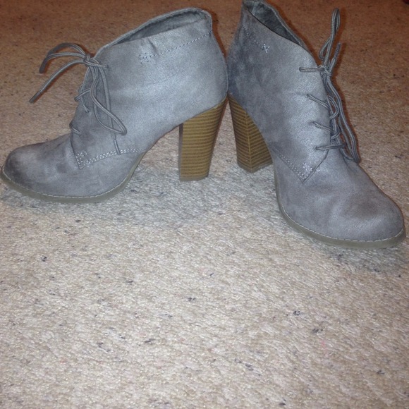 heeled shoes