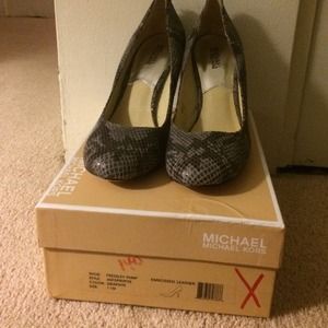Michael Kors snack skin pumps