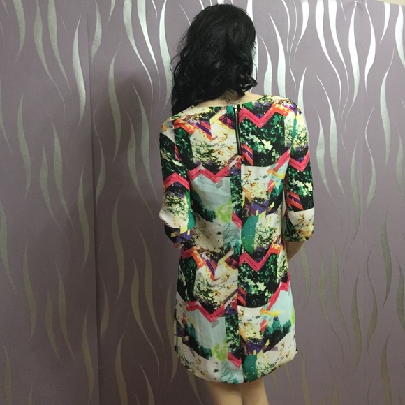 ❌ SOLD ❌Beautiful Abstract Short Dress. - Picture 4 of 4