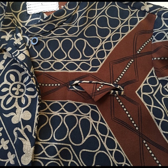 ❌SOLD❌Gary Graham tribal print silk blouse - Picture 4 of 4