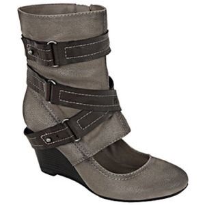 Grey boot/shoe by Lime Light