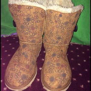 Bailey Button Chestnut Uggs "Logo Version"