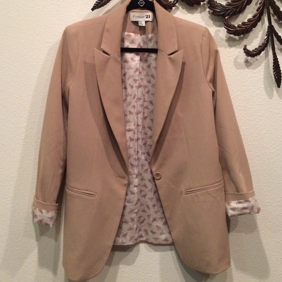 Nude Blazer with bird patterns on the inside