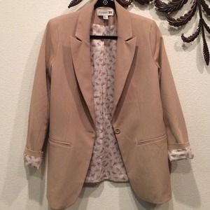 Nude Blazer with bird patterns on the inside