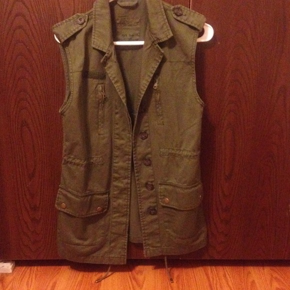 Olive green como vest