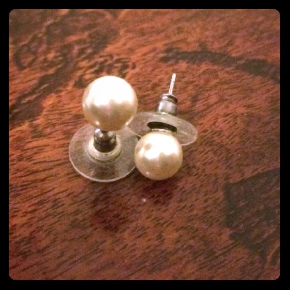 Pearl stud earring from Hawaii