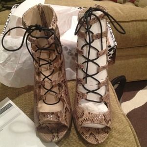 Super Sexy Snake print lace up zip closure pumps!!