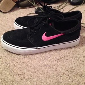 🚫TRADED🚫Pink and black nike janoski's