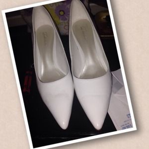 White shoes 6 siZe ..i just wear them one time