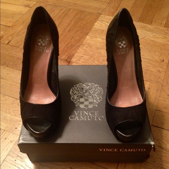 Vince Camuto peep toe heels - Picture 2 of 3