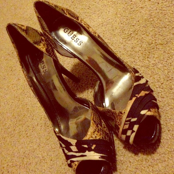 Size 9 1/2 "Guess" heels!!