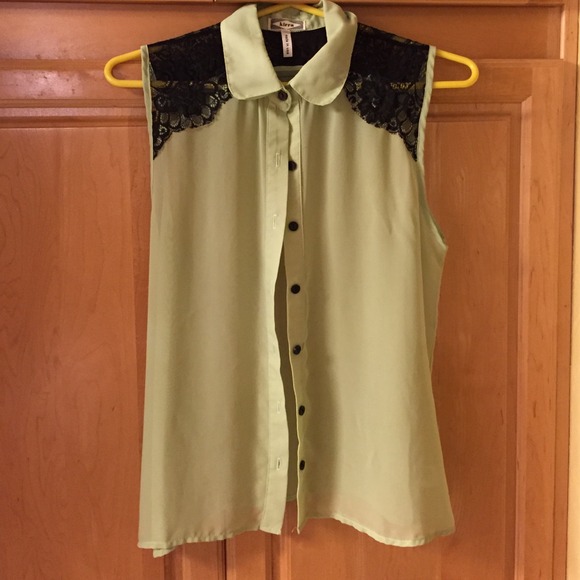 Chiffon top with lace shoulders (M)