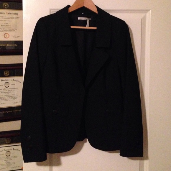 Cute black fitted blazer!