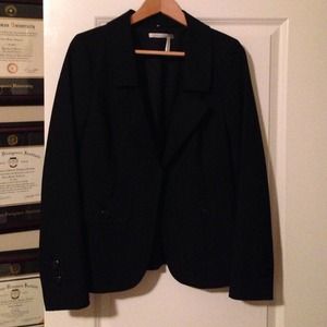 Cute black fitted blazer!