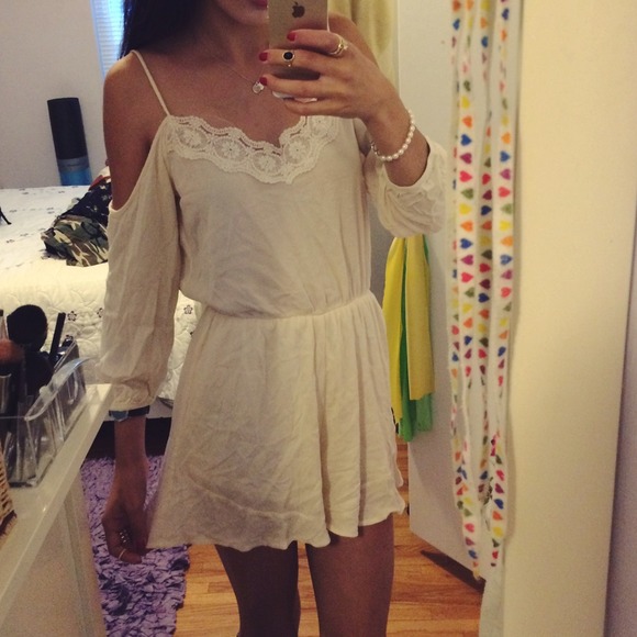 π«SOLDπ« Laced Romper - Picture 3 of 4