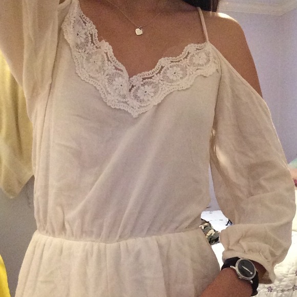 π«SOLDπ« Laced Romper - Picture 4 of 4