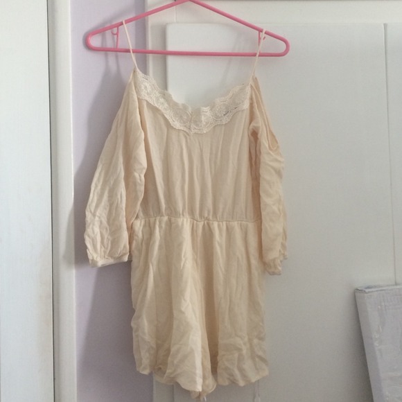 π«SOLDπ« Laced Romper - Picture 2 of 4