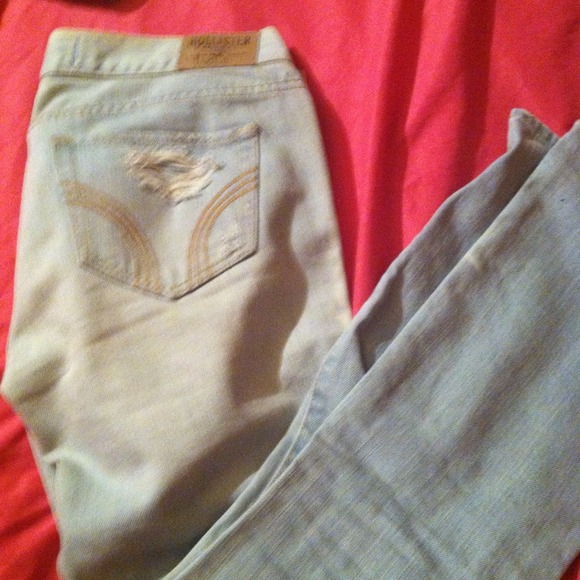 Light blue distressed ankle jeans