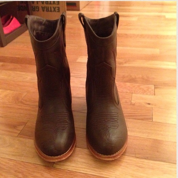 Brown cowgirl boots
