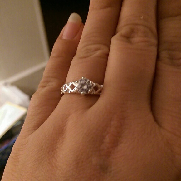 Beautiful ring - Picture 2 of 3