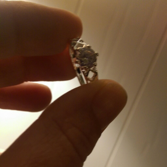 Beautiful ring - Picture 3 of 3