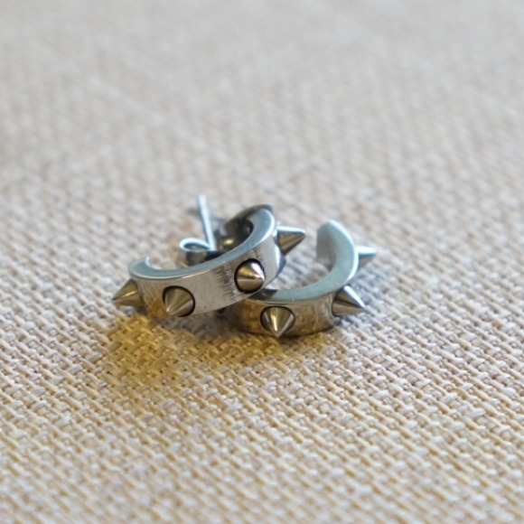 Stud earrings - Picture 2 of 3