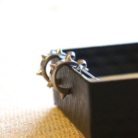 Stud earrings - Picture 3 of 3