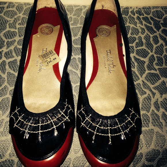 Black & red flat