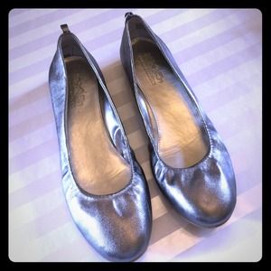 🎀 Adorable comfortable silver Coach ballet flats