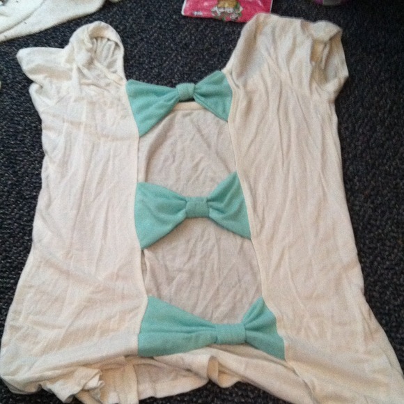 White shirt with turquoise bows in back