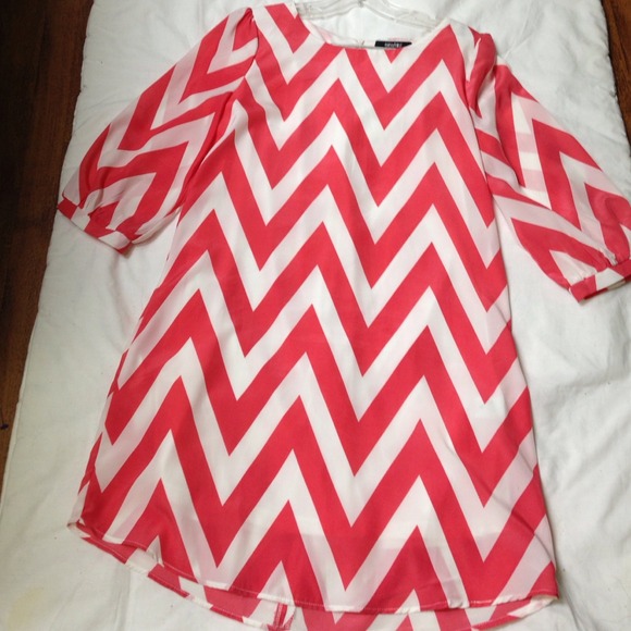 Dresses & Skirts - Beautiful coral and cream  dress