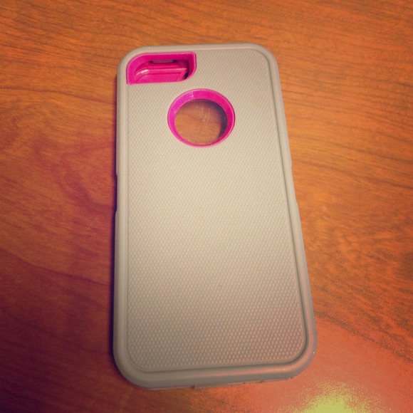 Iphone 5 case (Like an OutterBox) fits 5 and 5s