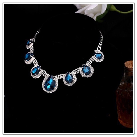 💦Gorgeous crystal in sapphire necklace💦