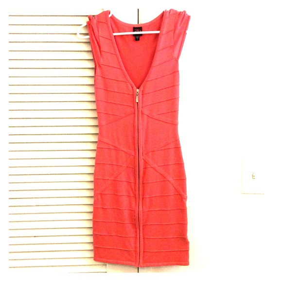 ‼️SOLD‼️BEBE cap sleeve body con dress