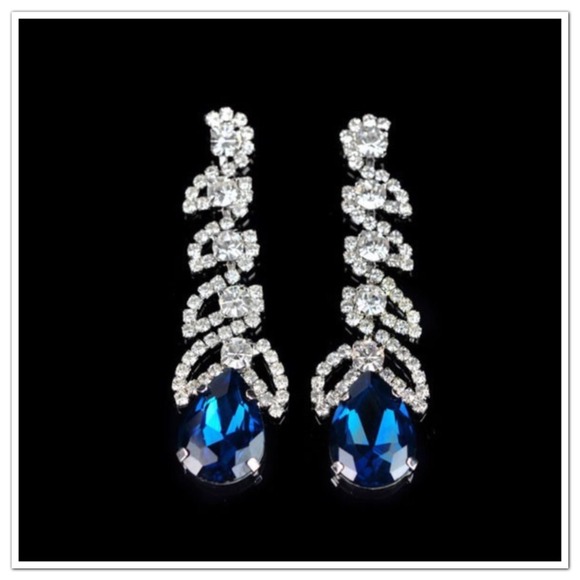 💧Beautiful Rhinestone Earring💧 - Picture 2 of 2