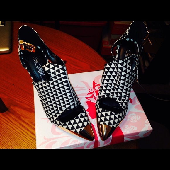 Size 10 checkered heels