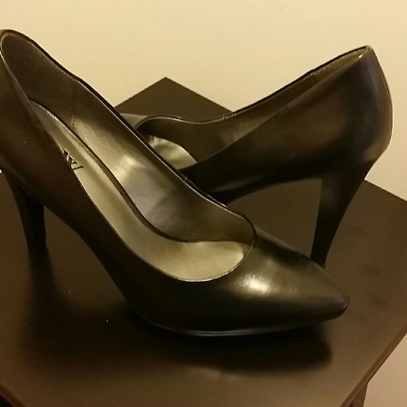 Black pumps