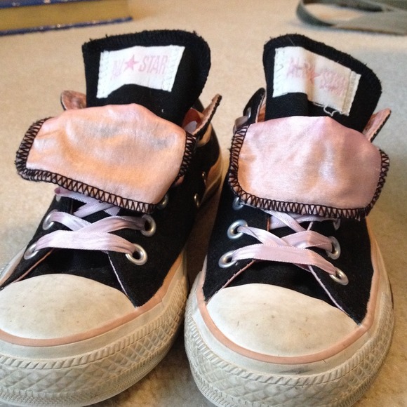 SOLD Double-tongue pink and black converse